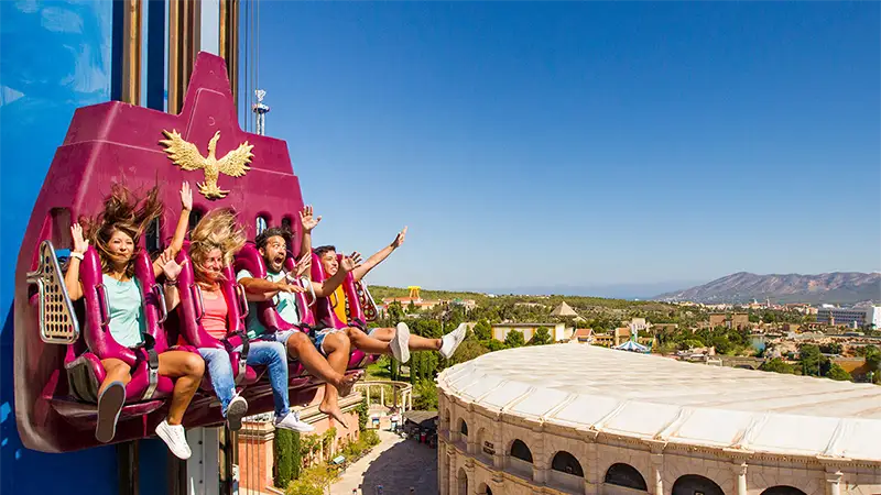 Visitantes no topo da torre de queda El Vuelo del Fénix, aproveitando a vista panorâmica do Terra Mítica e de Benidorm antes da descida.