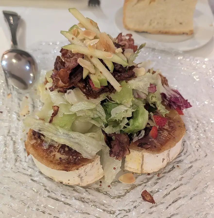 Salada de queijo de cabra grelhado com folhas verdes, maçã e amêndoas