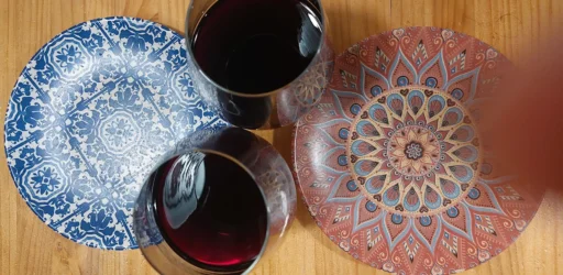 Duas taças de vinho de Toro sobre uma mesa de madeira com pratos de tapas, ilustrando a experiência de onde comer em Toro.