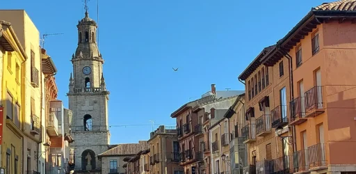 Vista da Torre do Relógio de Toro com edifícios antigos na praça principal, destacando a arquitetura histórica e o céu azul da cidade de Zamora.