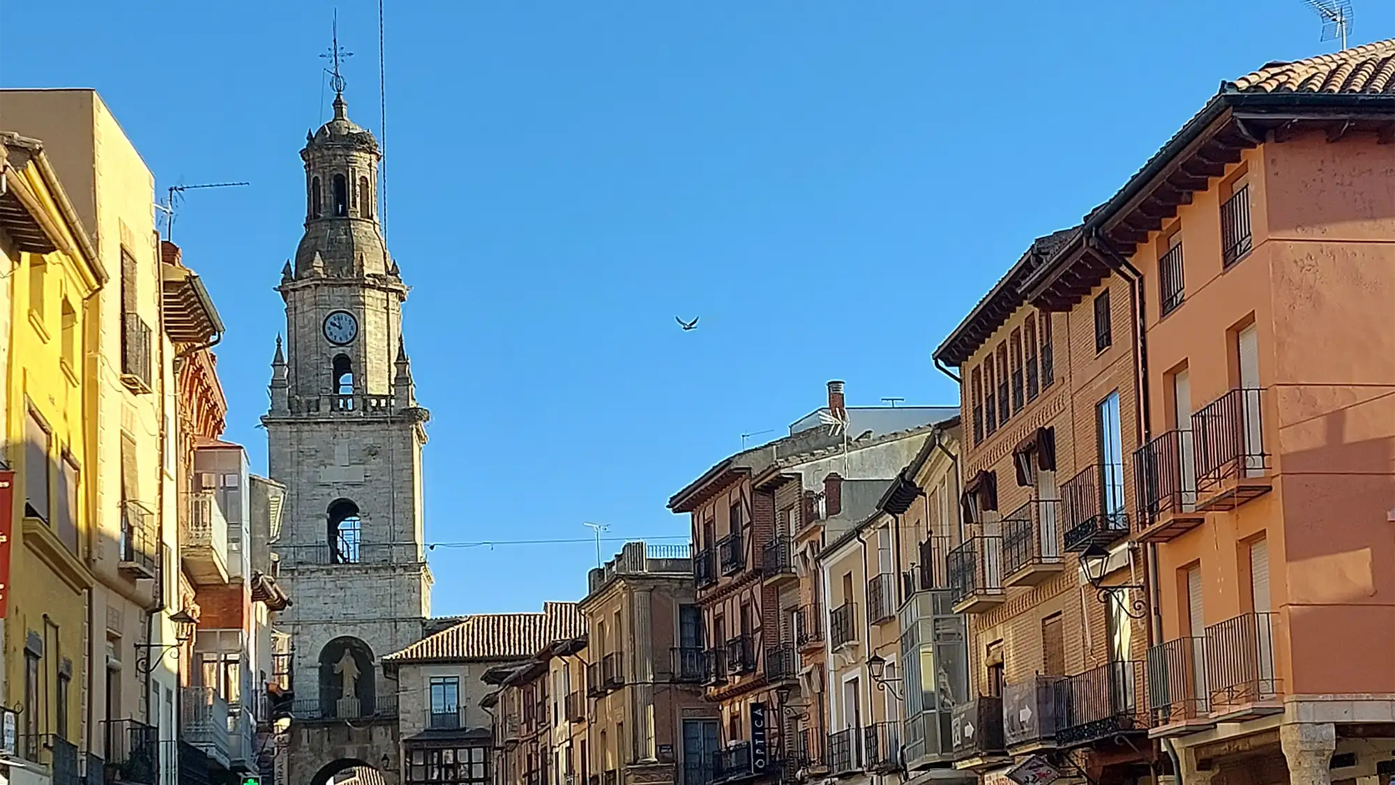 Vista da Torre do Relógio de Toro com edifícios antigos na praça principal, destacando a arquitetura histórica e o céu azul da cidade de Zamora.