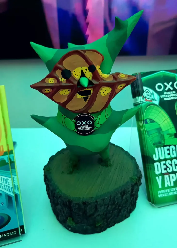 Miniatura artesanal do personagem Korok da série Zelda exposta no OXO Madrid.