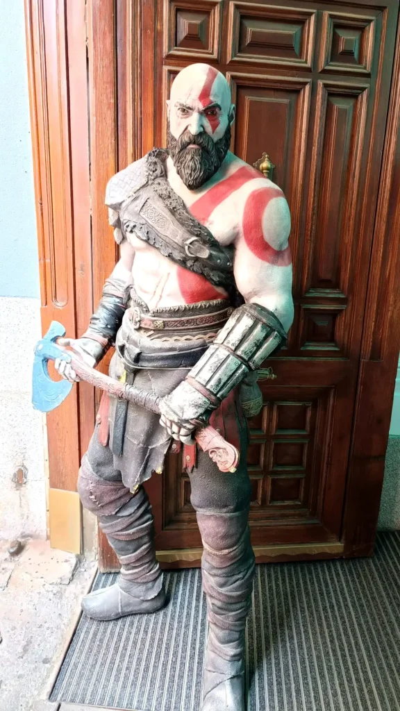 Estátua detalhada de Kratos, protagonista de God of War, na entrada do OXO Madrid.