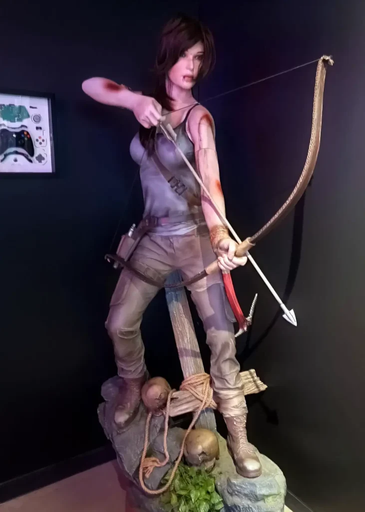 Estátua em tamanho real da personagem Lara Croft com arco e flecha no OXO Madrid.