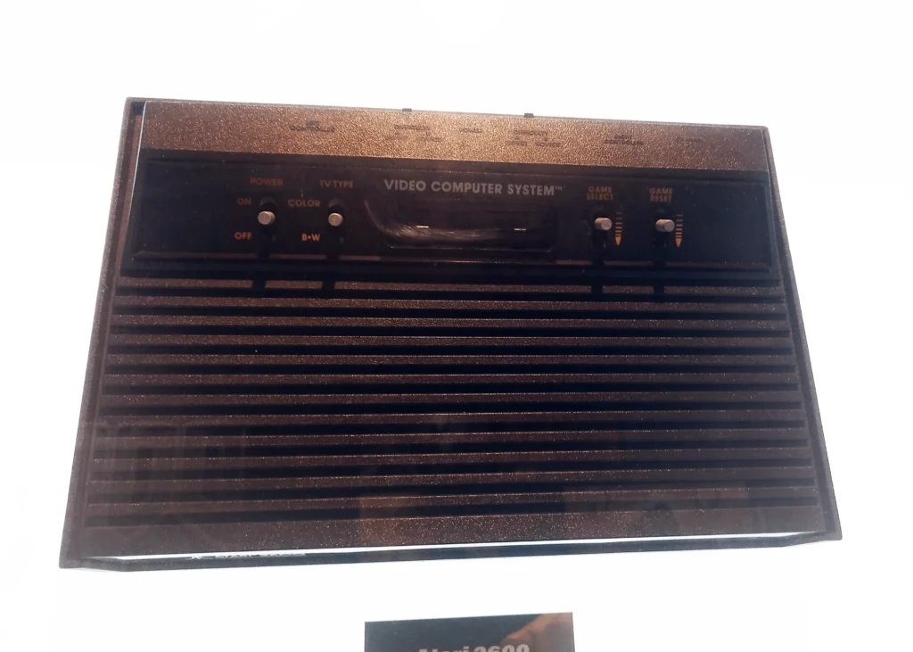 Console Atari 2600 em exposição no OXO Madrid, um dos videogames mais icônicos dos anos 80.