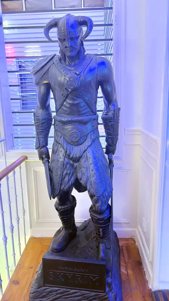 Estátua do protagonista de Skyrim em exposição no OXO Madrid, em tamanho real.