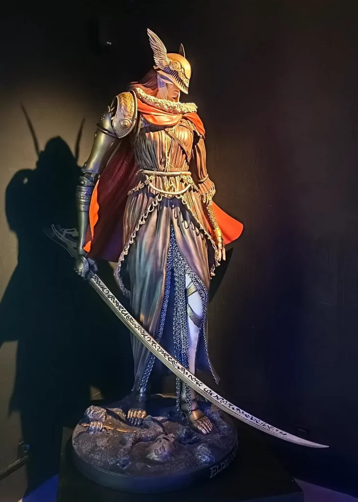 Estátua detalhada de personagem do jogo Elden Ring em exposição no OXO Madrid.
