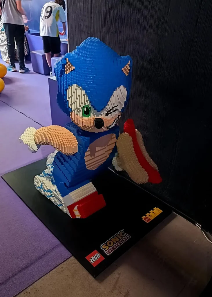 Estátua do Sonic feita inteiramente de peças de Lego, em exposição no OXO Madrid.