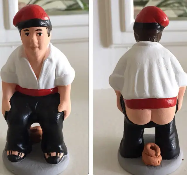 Figura tradicional catalã do caganer, representada por um boneco masculino agachado com as calças abaixadas, colocada como ornamento de presépio.