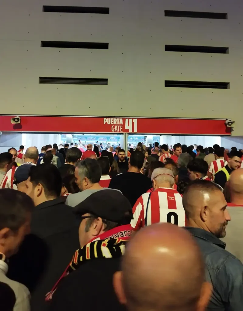 Torcedores do Atlético de Madrid entrando pela Puerta 41 do Estádio Metropolitano antes do jogo.