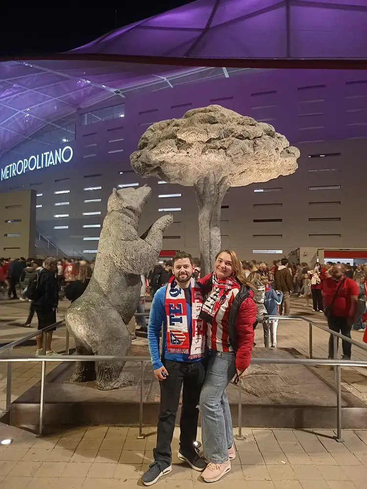 A gente na frente do urso e do madroño no Estádio Metropolitano