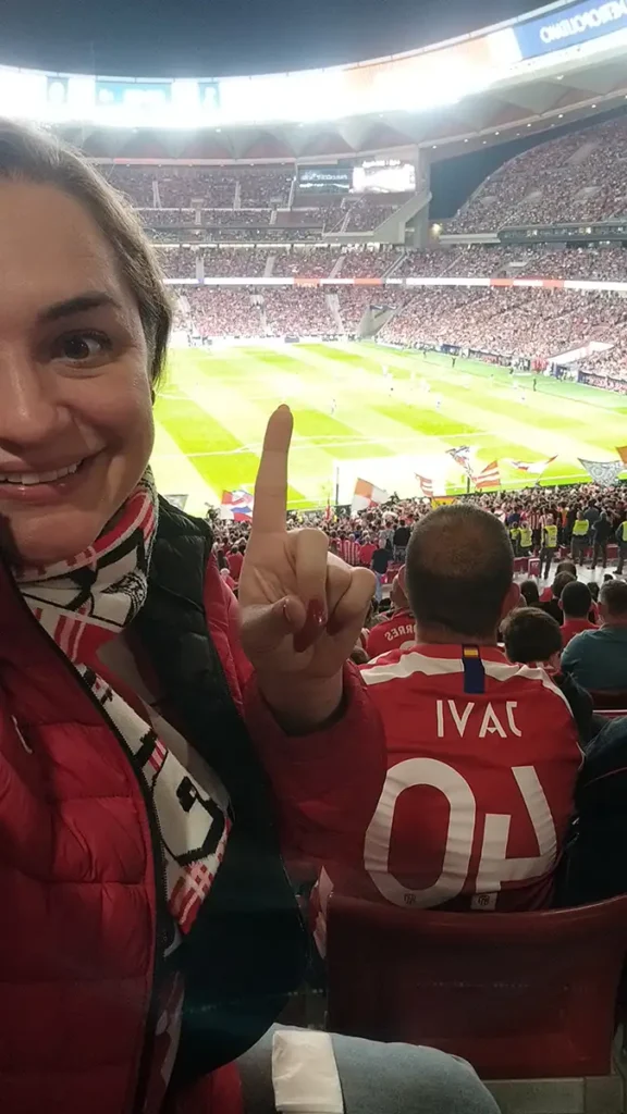Nas arquibancadas do Estádio Metropolitano durante o jogo do Atlético de Madrid.
