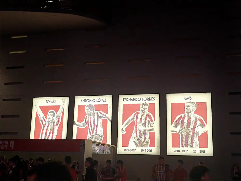 Painéis iluminados homenageando ídolos do Atlético de Madrid, como Fernando Torres e Gabi, na fachada do Metropolitano.