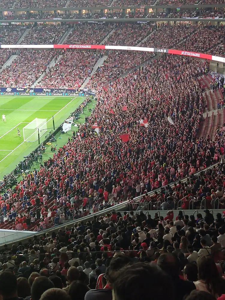 Torcida do Atlético de Madrid lotando o Estádio Metropolitano durante uma partida da LaLiga.