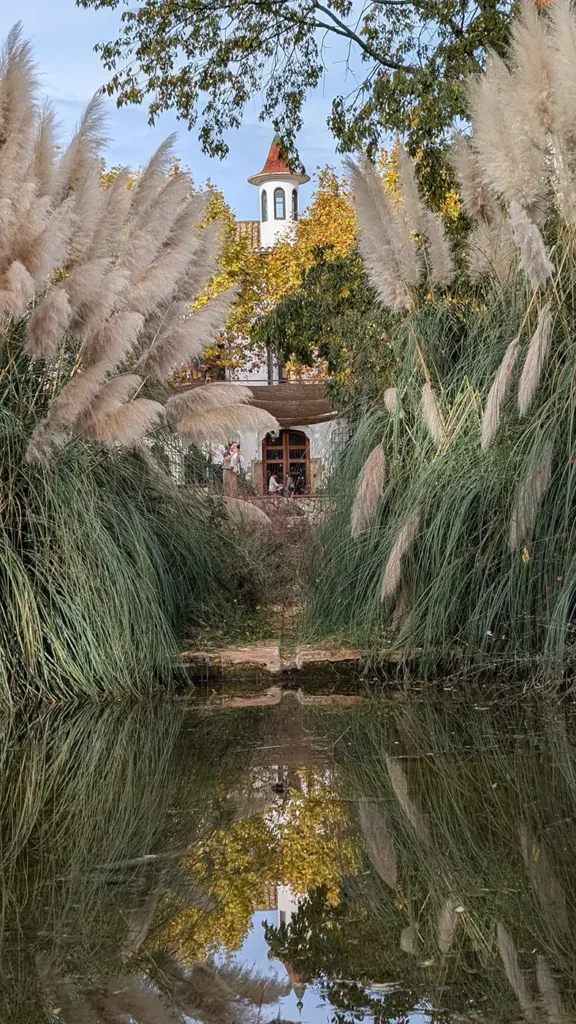 Jardins da Codorníu com vegetação e edifício histórico ao fundo