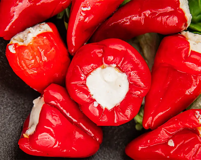 Pimentos de piquillo recheados com queijo, servidos como petisco típico da gastronomia de Navarra.