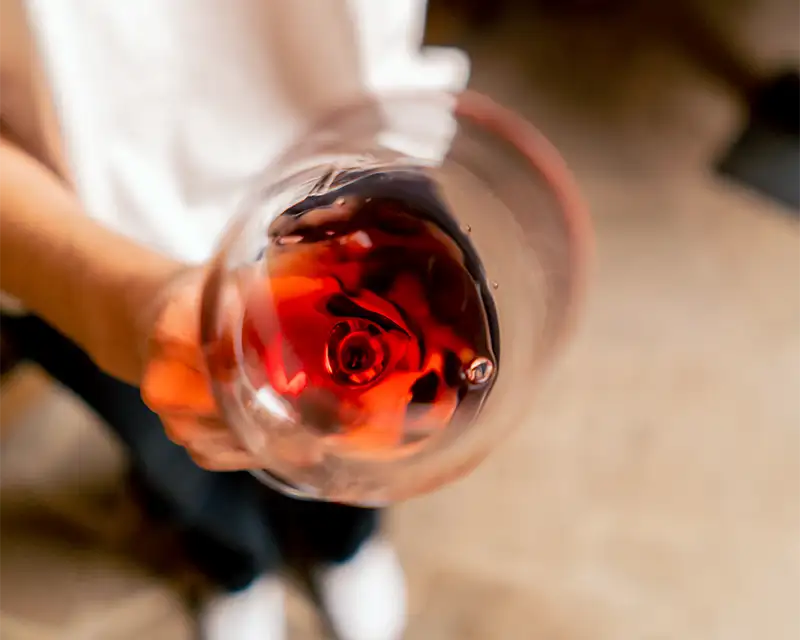 Taça de vinho rosado servida em bar de Pamplona, vista de cima, bebida típica para acompanhar pintxos.