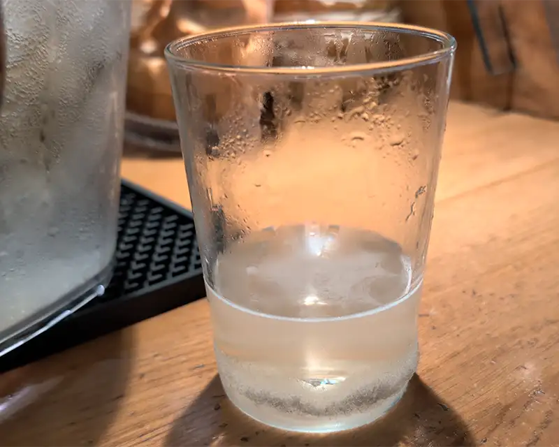Copo de txakoli servido em bar de Pamplona, vinho branco jovem típico do norte da Espanha.