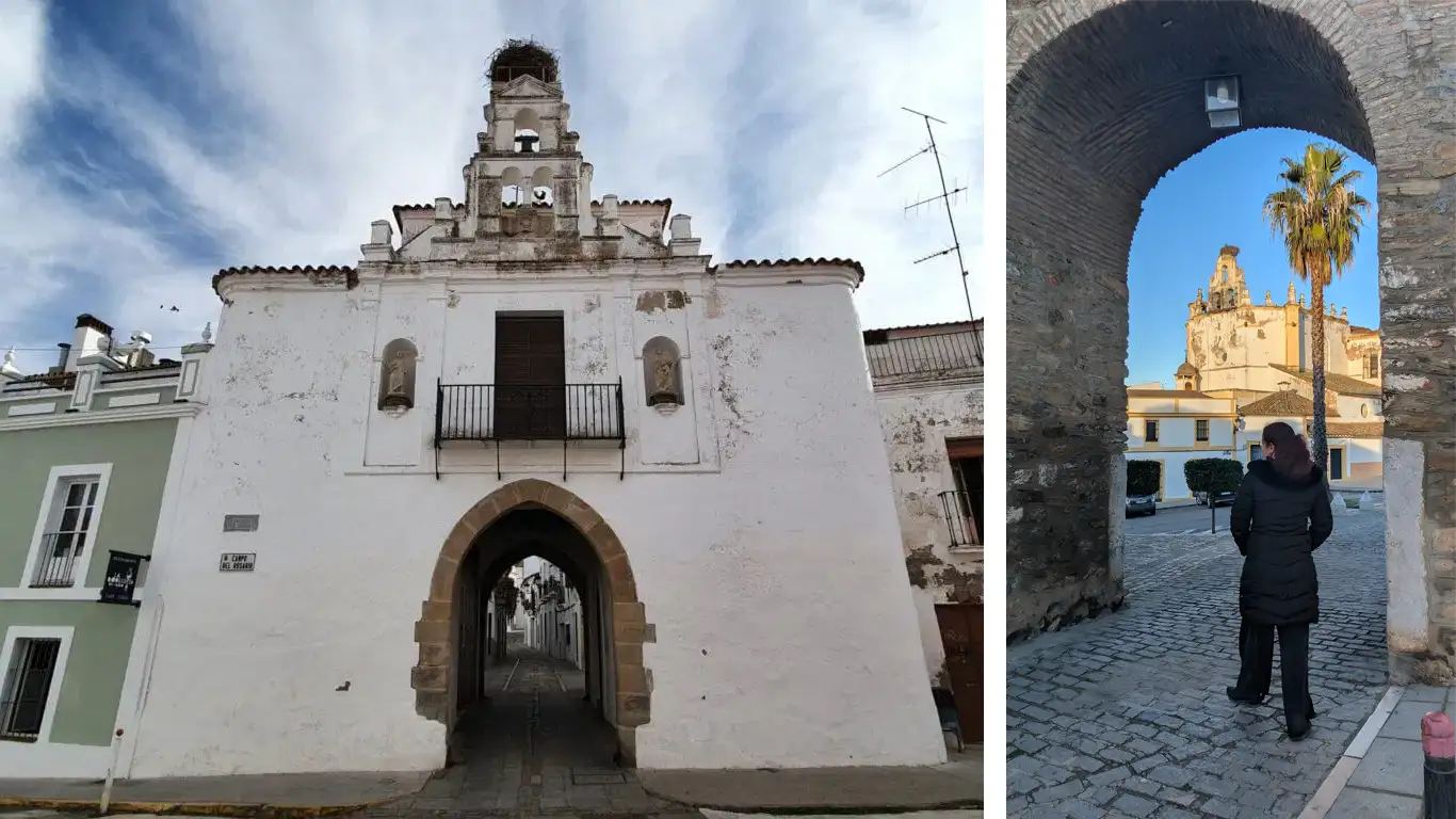 Puerta de Jerez e trecho da muralha de Zafra, com arco de pedra e vista para o centro histórico através da passagem medieval.