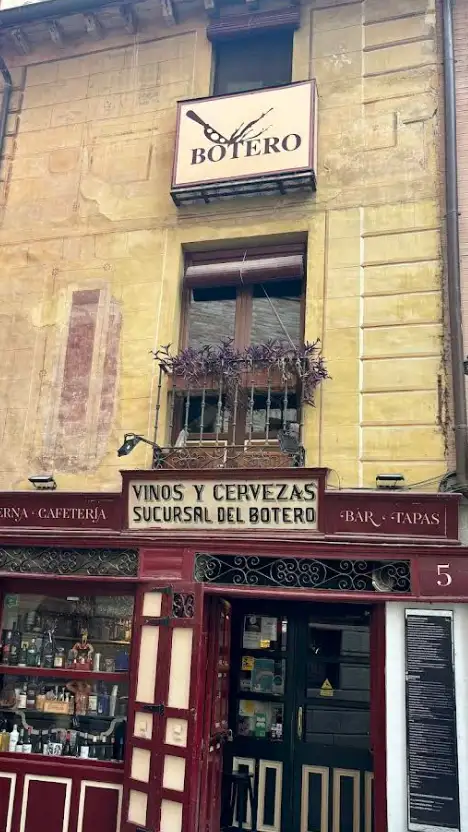 Fachada da Taberna El Botero em Toledo com entrada tradicional na rua do centro histórico.