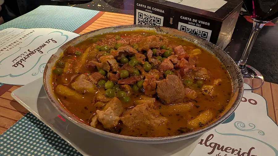 Carcamusas servidas na La Malquerida em Toledo, ensopado de porco com tomate e ervilhas típico da cidade.