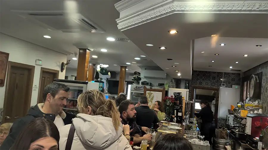 Interior do Restaurante Santa Fe em Toledo com clientes ao balcão e ambiente movimentado no centro histórico.