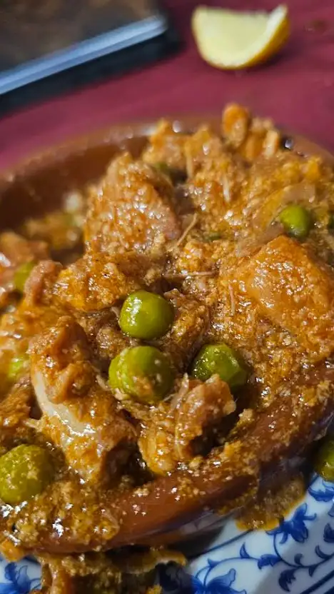 Carcamusas servidas na Taberna Skala em Toledo, ensopado de porco com tomate e ervilhas típico da cidade.