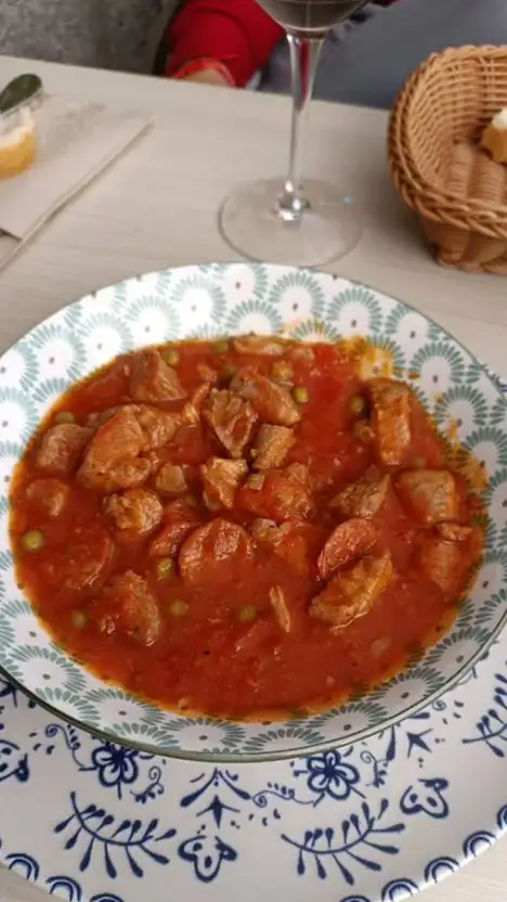 Carcamusas servidas na Taberna La Tintilla em Toledo, ensopado de porco com tomate e ervilhas típico da região.