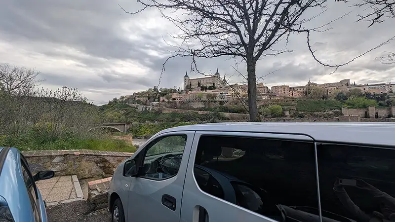 Carro estacionado em estacionamento fora de Toledo