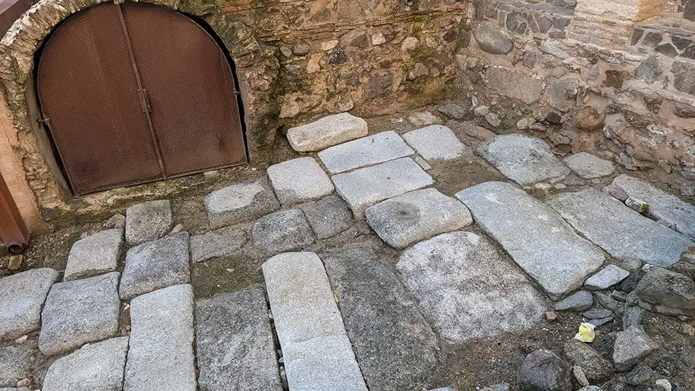 Restos de antiga calçada e estruturas arqueológicas junto à Mesquita do Cristo de la Luz em Toledo.