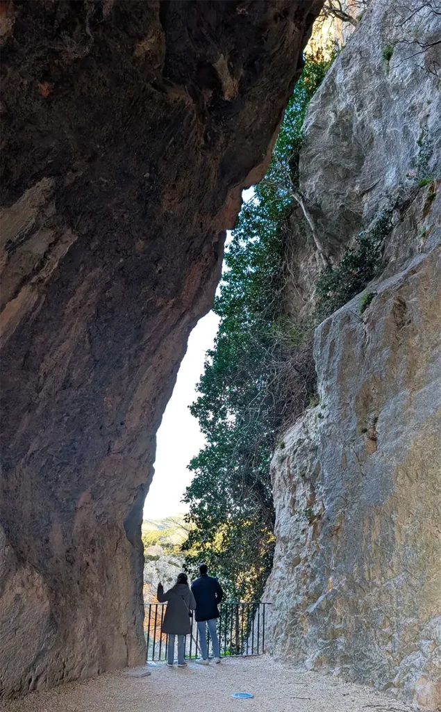 Casal observando o desfiladeiro do rio Vero a partir de uma fenda entre rochas nos arredores de Alquézar, Huesca.