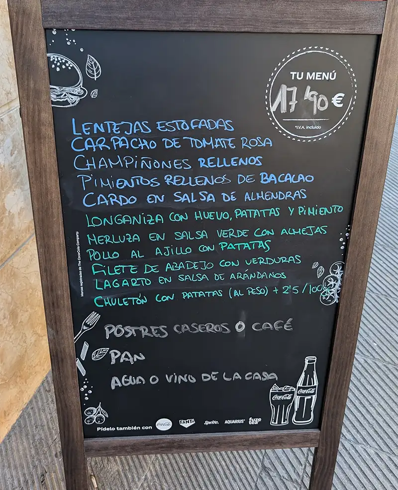 Cardápio do dia escrito em lousa do Restaurante Bar Abecé em Graus, Huesca, com menu por €17,90 incluindo entrada, prato principal, sobremesa, pão e bebida.