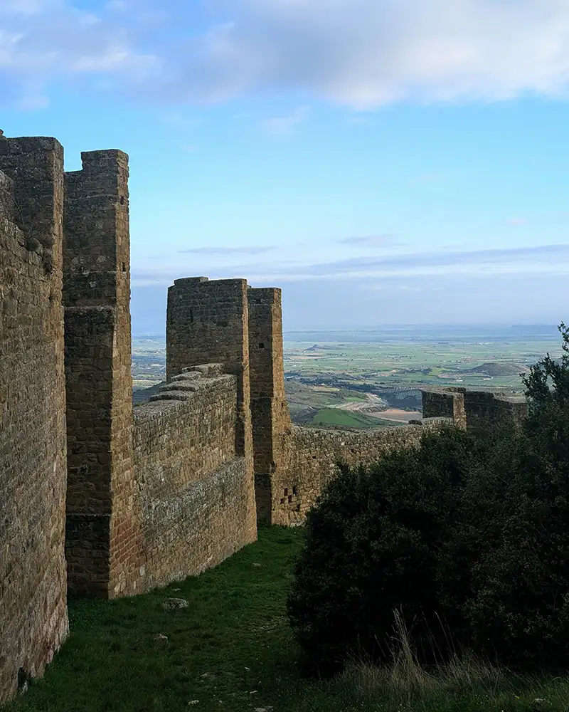 Muralhas do Castillo de Loarre com vista panorâmica para o vale e os campos verdes de Huesca, Aragão.