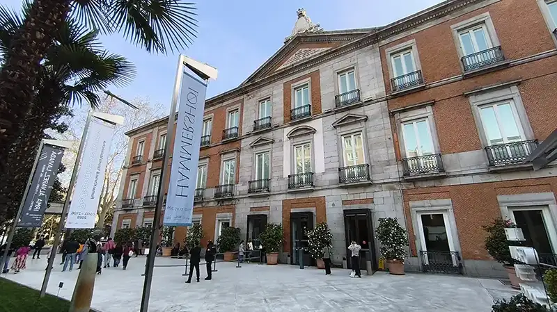Fachada do Museu Thyssen-Bornemisza com visitantes na entrada, Paseo del Prado, Madrid