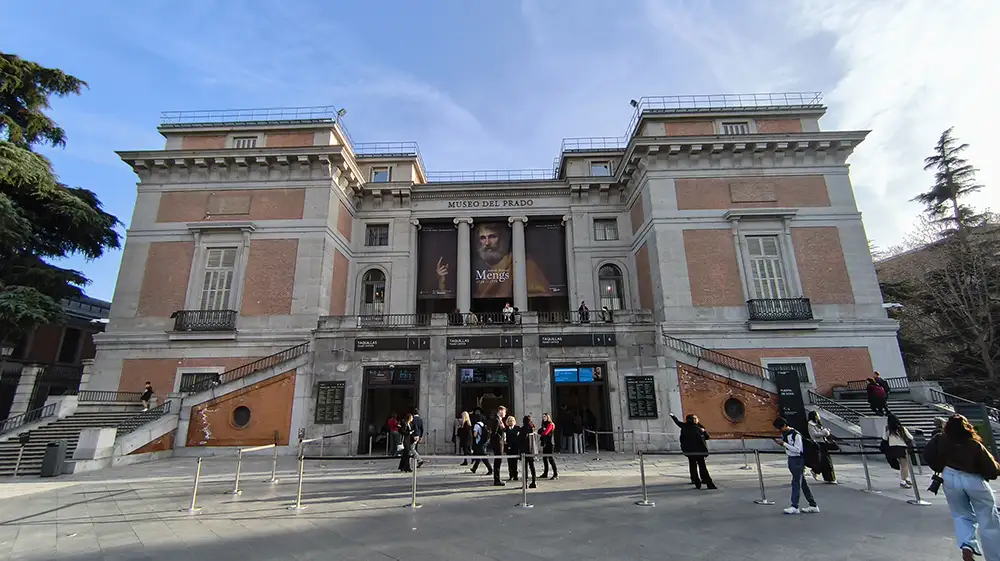 Fachada principal do Museo del Prado com bilheteiras e visitantes na entrada, Madrid