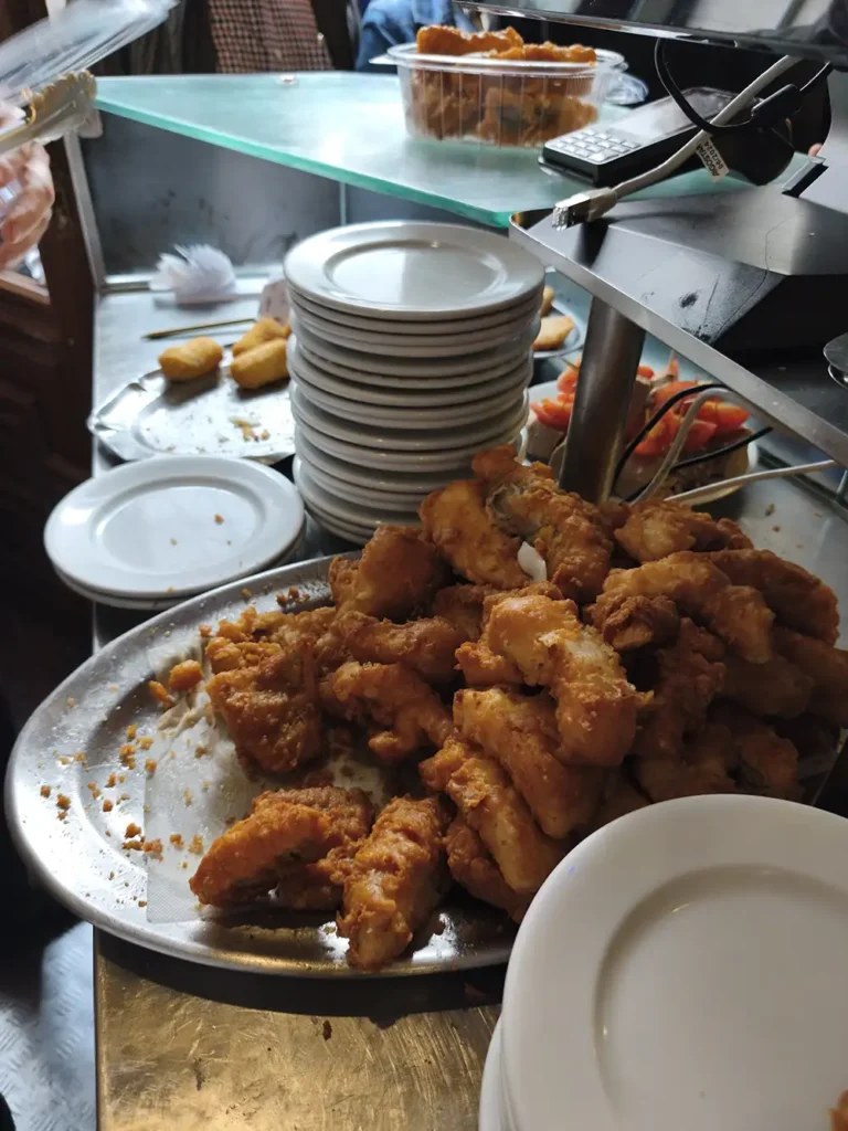 Bandeja com soldaditos de bacalao fritos no balcão da Casa Labra, taberna tradicional de Madrid