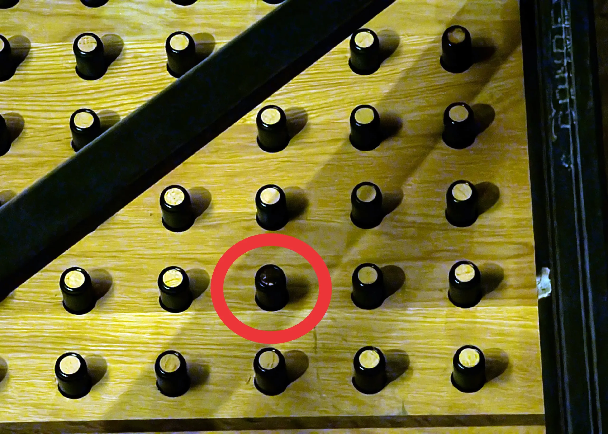 Close-up de uma rolha de cortiça em uma garrafa de vinho na Bodega Portia. A rolha mostra sinais claros de oxidação.