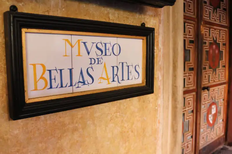 Placa de azulejo na entrada do Museo de Bellas Artes do Real Mosteiro de Guadalupe