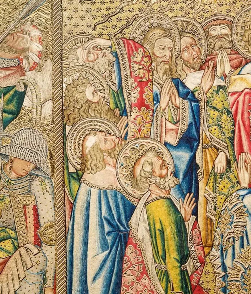 Detalhe de bordado medieval com cenas religiosas do museu de bordados do Real Mosteiro de Guadalupe
