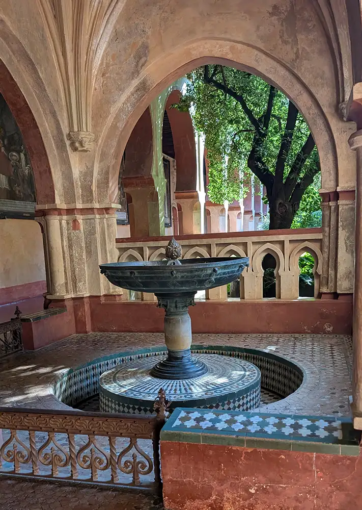 Lavatorium com fonte de bronze no claustro mudéjar do Real Mosteiro de Guadalupe