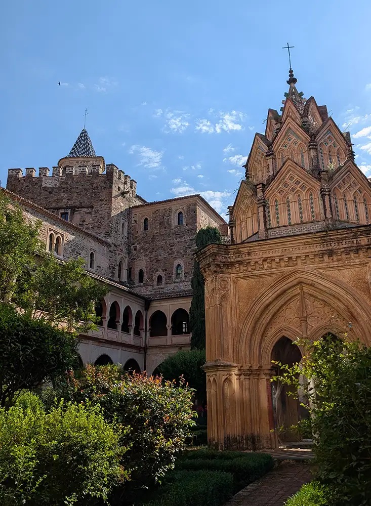 Templete gótico e jardins do claustro mudéjar do Real Mosteiro de Guadalupe