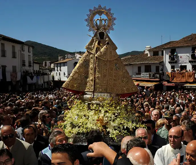 Procissão com a imagem da Virgem de Guadalupe na plaza principal de Guadalupe, Extremadura