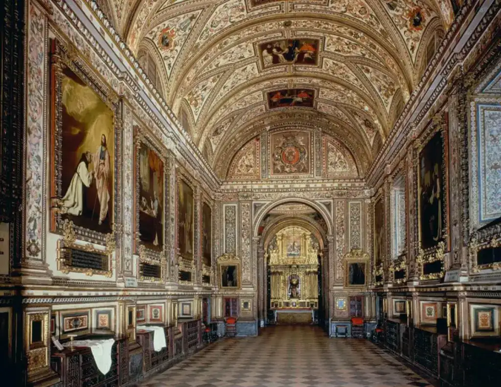Interior da sacristia do Real Mosteiro de Guadalupe com pinturas de Zurbarán nas paredes e teto decorado