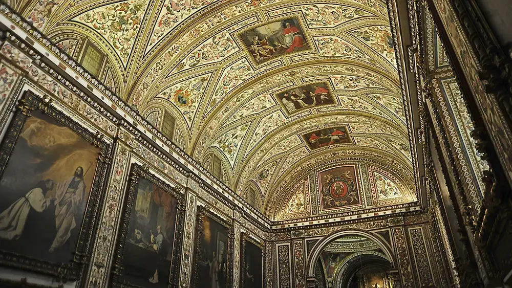 Teto e paredes da sacristia do Real Mosteiro de Guadalupe com afrescos e pinturas de Zurbarán