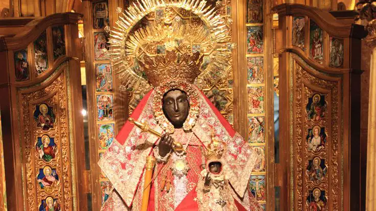 Imagem da Virgem de Guadalupe no retábulo da basílica do Real Mosteiro de Guadalupe