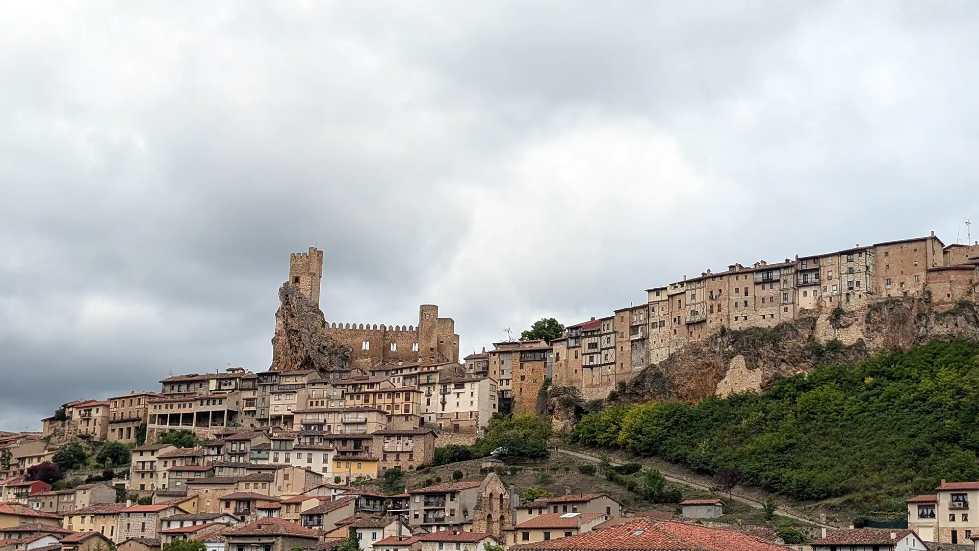 Vista panorâmica de Frías, pueblo medieval no norte de Burgos, com o castelo dos Duques de Frías no topo da rocha e as casas históricas na encosta