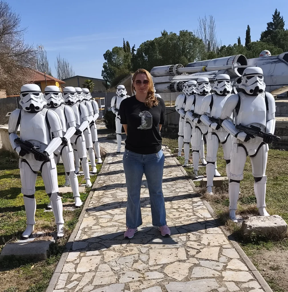 Turista posa em frente a uma réplica de nave X-Wing cercada por soldados imperiais na área externa da exposição em Valoria la Buena