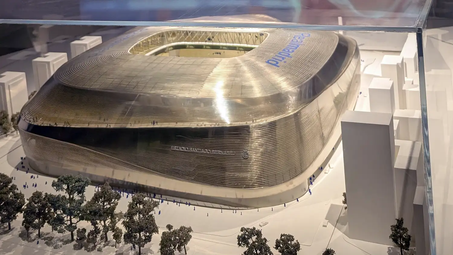 Maquete detalhada do novo Estádio Santiago Bernabéu protegida por uma vitrine de vidro durante o Tour do Bernabéu em Madrid.