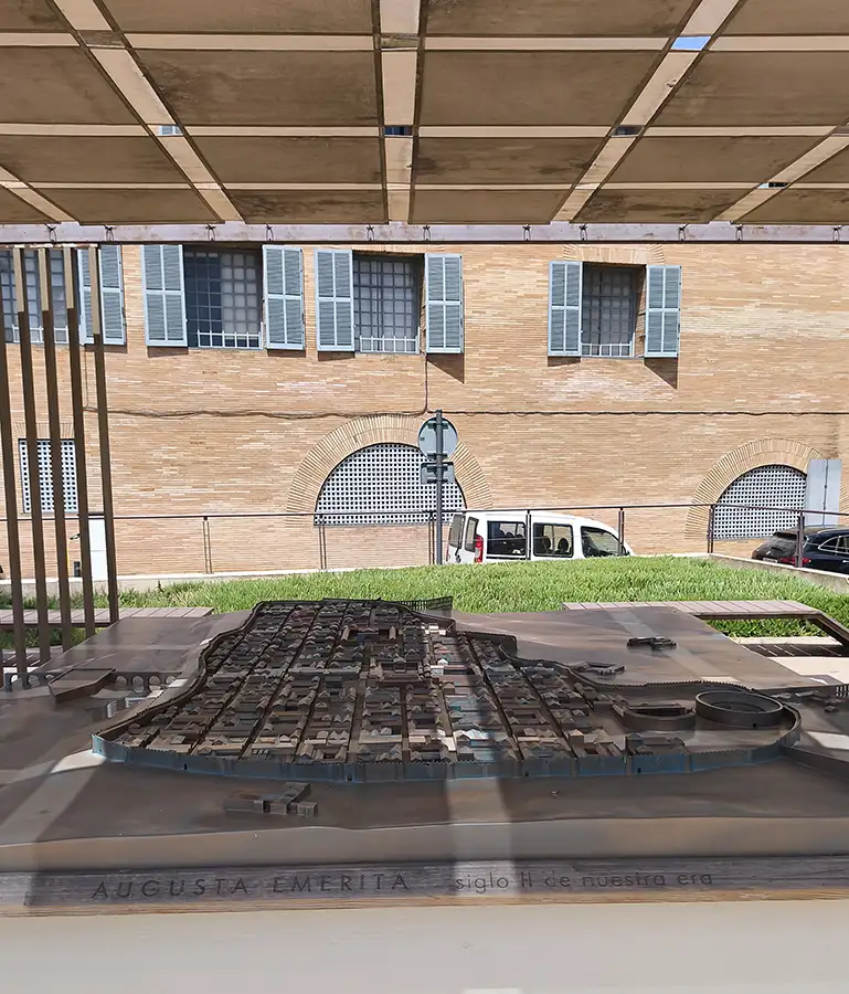 Maquete em metal da cidade romana de Augusta Emerita no século II, exposta ao ar livre junto ao conjunto monumental de Mérida