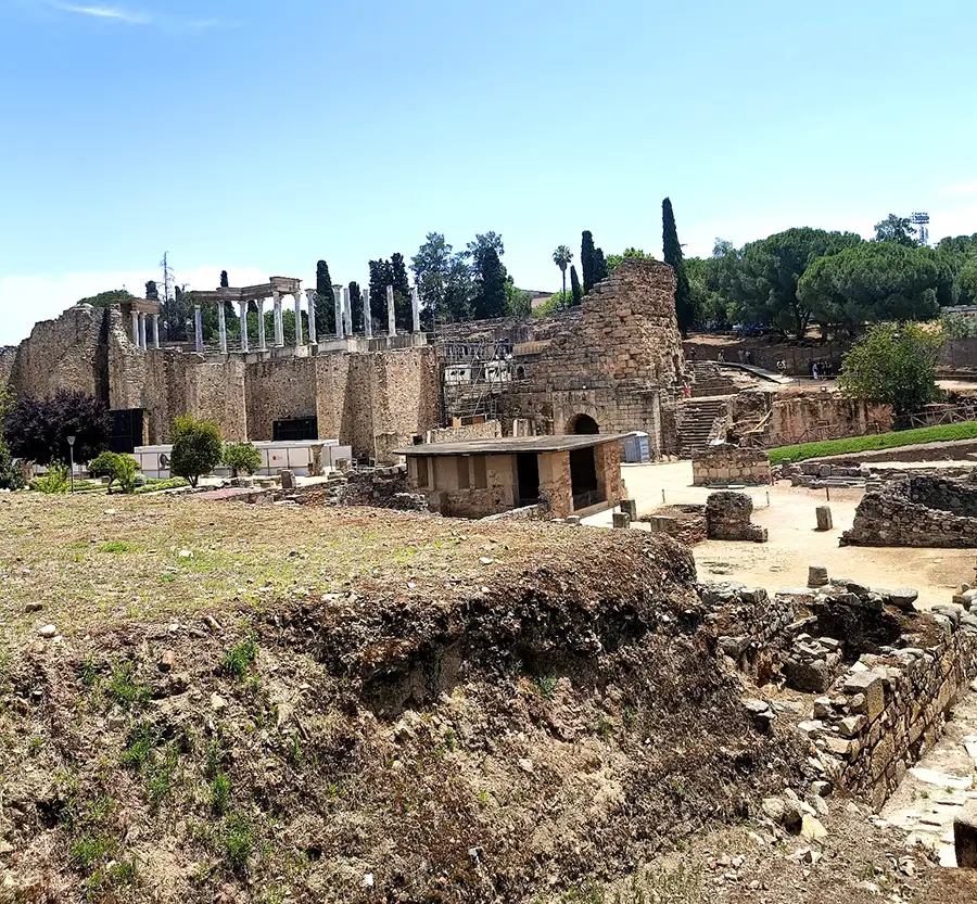 Vista das ruínas do Teatro Romano de Mérida a partir do Anfiteatro, com escavações em primeiro plano e colunas ao fundo